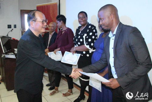 鄭文參贊還向完成中文2級(jí)課程的學(xué)員頒發(fā)了證書。攝影王磊