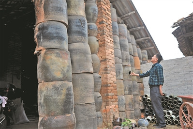 祖輩留下的陶缸墻。