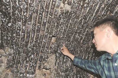 窯壁凝結的揮發(fā)物閃閃發(fā)亮。