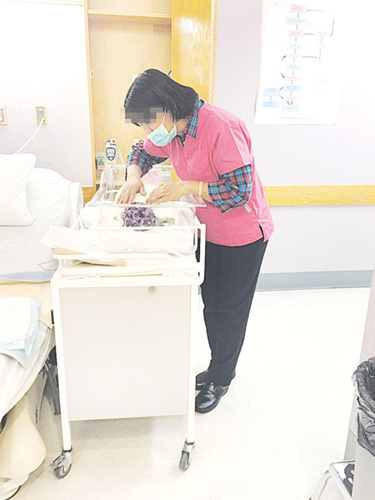 月子中心收到的查詢數(shù)量大增，圖為月嫂在醫(yī)院照顧初生嬰兒。(加拿大《明報》資料圖)