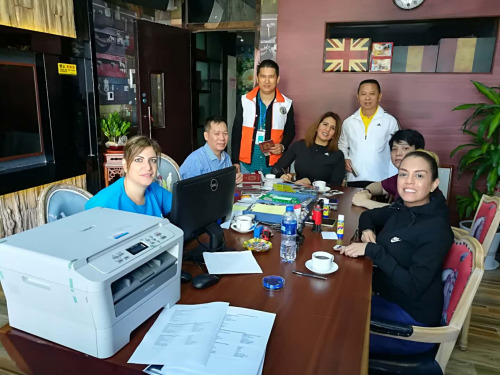 委領(lǐng)事部人員在幫助僑胞辦證。