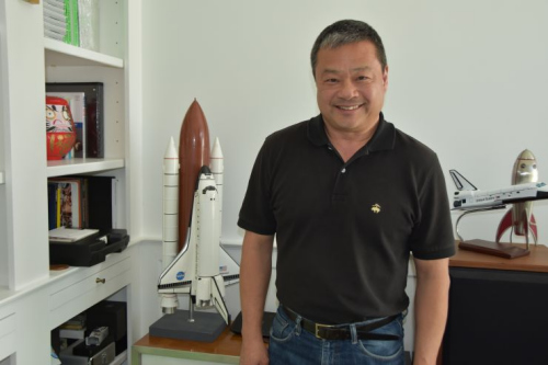 焦立中在休斯敦的家中接受采訪。（美國《僑報(bào)》/陳琳 攝）