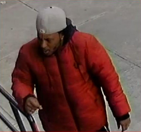 該男子涉嫌在法拉盛、貝賽等地?fù)尳俣嗝印?美國(guó)《世界日?qǐng)?bào)》/警方提供)