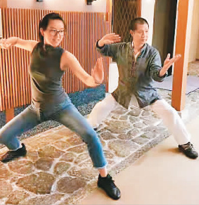 洪衛(wèi)國(guó)在教日本友人學(xué)太極拳