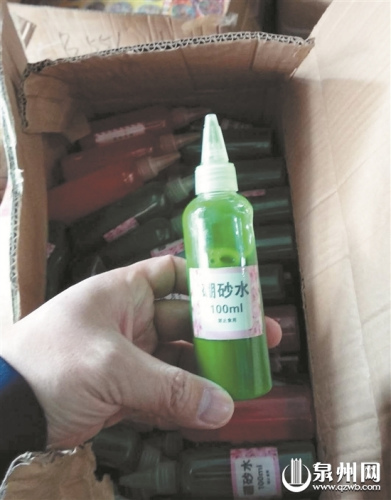 工商執(zhí)法人員在民權(quán)路一批發(fā)點(diǎn)查獲多箱“史萊姆”硼砂水。 (莊嚴(yán) 供圖) 