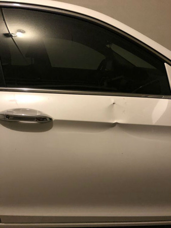 被損壞的車門。（美國《僑報》/李小姐提供）