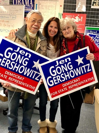 獲得初選勝利，取得民主黨參選伊州17區(qū)州眾議員的江珍妮(中)，感謝父親(左)與母親(右)的支持。(美國《世界日報》/江珍妮競選辦公室)