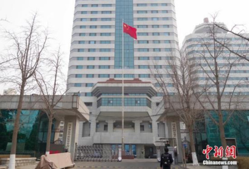 　3月14日，國(guó)家食品藥品監(jiān)督管理總局正門(mén)?！秶?guó)務(wù)院機(jī)構(gòu)改革方案》13日提請(qǐng)十三屆全國(guó)人大一次會(huì)議審議。方案提出，組建國(guó)家市場(chǎng)監(jiān)督管理總局，不再保留國(guó)家工商行政管理總局、國(guó)家質(zhì)量監(jiān)督檢驗(yàn)檢疫總局、國(guó)家食品藥品監(jiān)督管理總局。