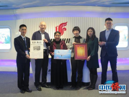  招思虹（左三）、中國華僑歷史博物館前館長黃紀凱（左二）與國航工作人員合影 受訪者供圖