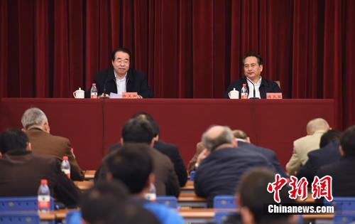 3月23日下午，國務(wù)院僑辦召開全辦干部大會(huì)，辦黨組書記許又聲傳達(dá)習(xí)近平總書記在黨的十九屆三中全會(huì)第二次全體會(huì)議上的重要講話精神和《深化黨和國家機(jī)構(gòu)改革方案》，對(duì)國僑辦機(jī)構(gòu)改革進(jìn)行動(dòng)員部署。辦黨組成員、副主任譚天星，全體機(jī)關(guān)干部和在京直屬單位領(lǐng)導(dǎo)班子成員參加會(huì)議。 侯宇 攝