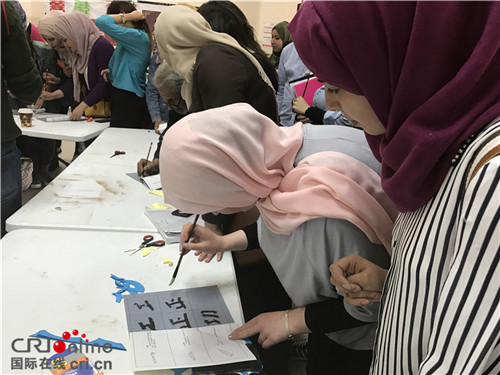 寫毛筆字(攝影:孫伶俐) 寫毛筆字(攝影:孫伶俐)