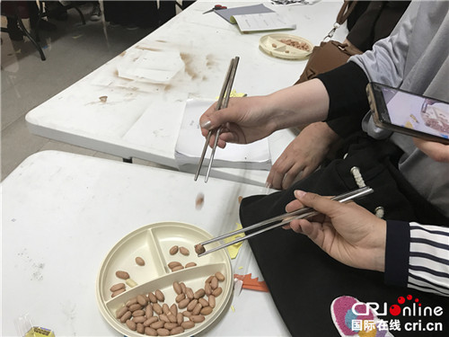 筷子夾花生比賽(攝影:孫伶俐) 筷子夾花生比賽(攝影:孫伶俐)