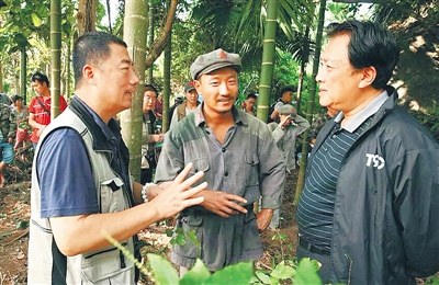 拍攝《天涯浴血》時(shí)，唐國(guó)強(qiáng)(右一)與制片人、演員溝通拍攝細(xì)節(jié)。 (受訪(fǎng)者供圖)