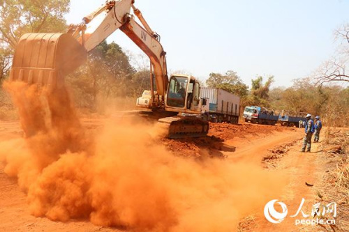 中國維和官兵進行道路施工(中國赴南蘇丹瓦烏維和工兵部隊供圖)