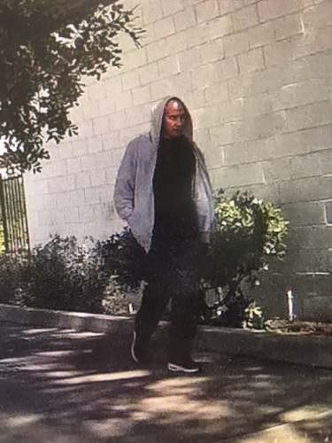 行車記錄器拍下?lián)尫藫Q裝后再次走近受害人汽車。(美國《世界日報》/X女士提供)