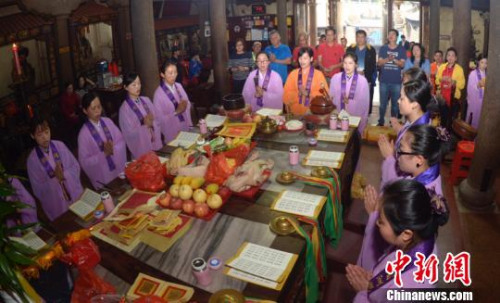 誦經(jīng)祈福。高亞成 攝