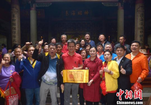 互贈(zèng)禮物。高亞成 攝