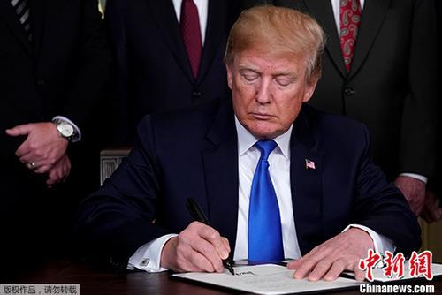 當(dāng)?shù)貢r間2018年3月22日，美國總統(tǒng)特朗普在華盛頓簽署總統(tǒng)備忘錄，依據(jù)“301調(diào)查”結(jié)果，將對從中國進(jìn)口的商品大規(guī)模征收關(guān)稅，并限制中國企業(yè)對美投資并購。
