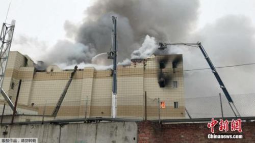 據(jù)俄新社消息，發(fā)生火災(zāi)的購物中心名為“冬季櫻桃”。當(dāng)天下午大火從該購物中心四樓燃起，而這一層有數(shù)個(gè)電影放映廳并擺放有兒童游樂設(shè)備。