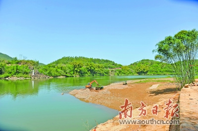 在松口鎮(zhèn)大黃村古驛道施工現(xiàn)場，工人們正在操作挖掘機清理堆積的淤泥。何森垚 攝