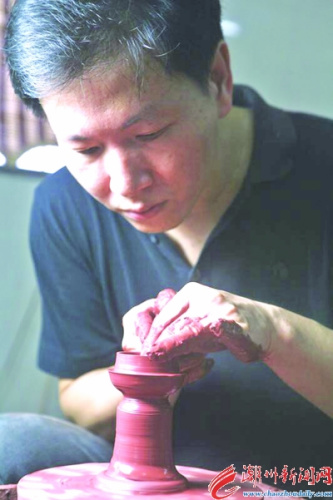 章海元在制作潮州手拉壺。