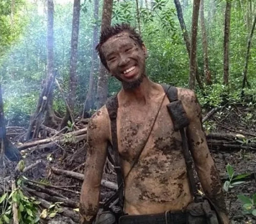 森林中的求生訓(xùn)練非常困難，梁明昌滿身都是污泥。(馬來西亞《星洲日?qǐng)?bào)》圖片)