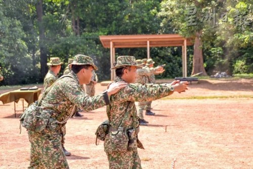 后備軍可以從受訓(xùn)中，領(lǐng)會(huì)槍械射擊的技能。(馬來(lái)西亞《星洲日?qǐng)?bào)》圖片)