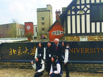  北大師生在英國校區(qū)門前合影。圖片為林衛(wèi)光攝/光明圖片