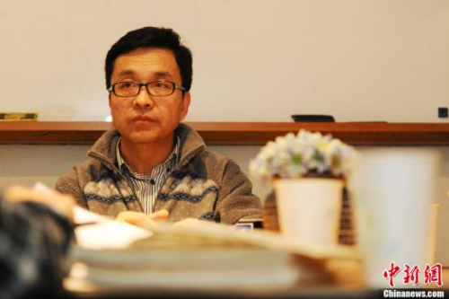 2014年初，從事民間對日索賠20余年、被稱為“中國民間對日索賠第一人”的童增向媒體公開自己珍藏多年的萬封信件，“用鐵證揭露安倍的丑陋”。據(jù)悉，這些信件來自日本侵華戰(zhàn)爭受害者，信中控訴戰(zhàn)爭給他們帶來的苦難，要求侵略者道歉。圖為童增接受<a target='_blank'  >中新網(wǎng)</a>記者采訪。<a target='_blank'  >中新網(wǎng)</a>記者 張龍云 攝 鍏抽