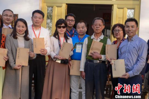 海外華文媒體高層一行感受金橋村家訓(xùn)智慧?！钊A峰 攝