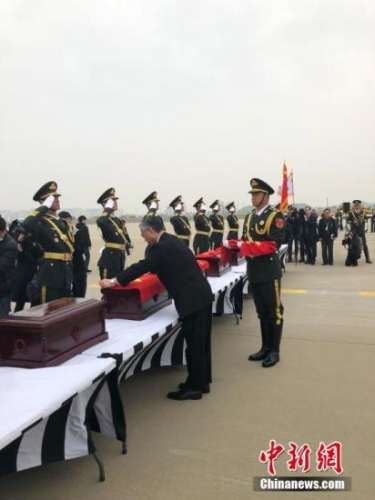 3月28日，中韓雙方在韓國(guó)仁川國(guó)際機(jī)場(chǎng)共同舉行第五批在韓中國(guó)人民志愿軍烈士遺骸交接儀式。這是自2014年開始，韓方連續(xù)第五年向中方移交在韓中國(guó)人民志愿軍烈士遺骸。<a target='_blank' >中新社</a>記者 吳旭 攝