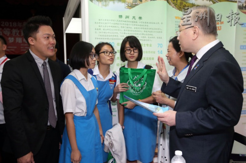 魏家祥（右）向?qū)W生了解她們的升學(xué)意向。左是莫澤林。（馬來西亞《星洲日報》圖片）