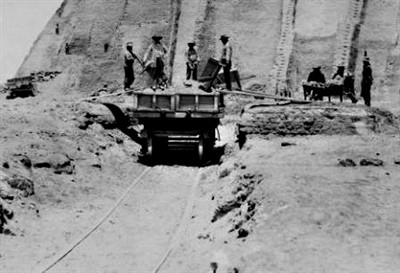 當(dāng)年秘魯采集鳥糞的場景。