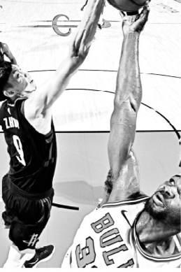 周琦結(jié)結(jié)實實蓋了努瓦巴一帽 周琦結(jié)結(jié)實實蓋了努瓦巴一帽