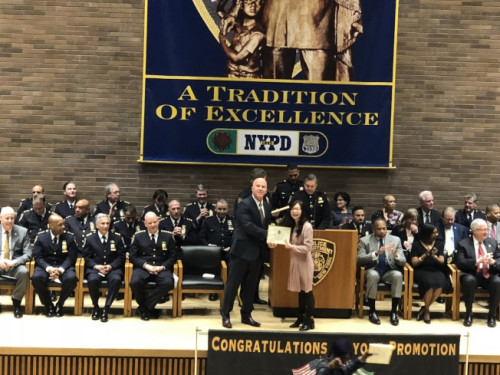 馮妃紅(一排右)獲得紐約市警察局長歐尼爾(James P.ONeill，一排左)頒發(fā)晉升證書。（美國《世界日報》/陳小寧 攝）