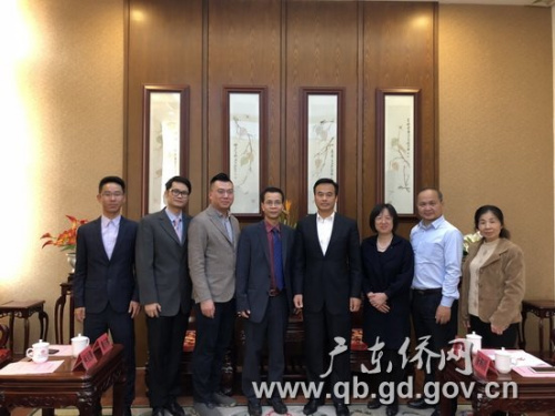 廣東省僑辦黨組書記雷彪(右四)、副主任黎靜(右三)與東非廣東同鄉(xiāng)會(huì)代表合影留念