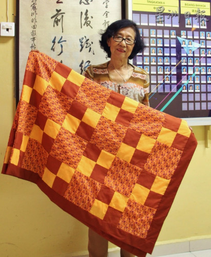 花紋較精巧的百家被更為耗時，一張得花上一兩天才能做成，而且縫制之前還得從巨型百家被分拆下來的料子中挑選花樣。（馬來西亞《星洲日報》圖片）