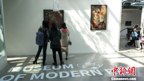 圖為市民參觀畫展。杜瀟瀟 攝