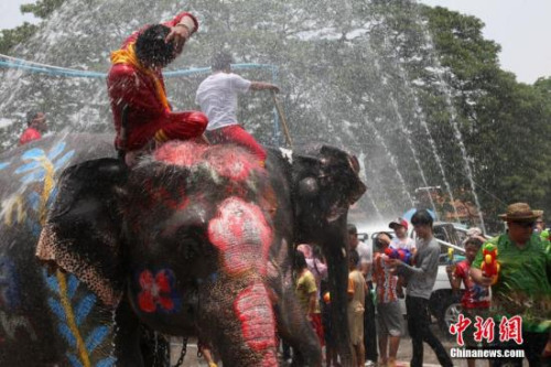 資料圖：4月13日，是泰歷新年宋干節(jié)(潑水節(jié))第一天。泰大城府民眾匯聚在首府中心城區(qū)，歡度一年一度的泰歷新年。余顯倫 攝