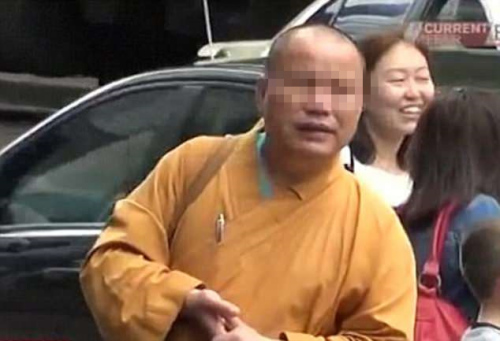 一些剃著光頭、穿著黃袍的中國(guó)男子假扮僧人，在珀斯街上“化緣”，欺騙那些無(wú)知的居民。(來(lái)源：澳洲新聞網(wǎng))
