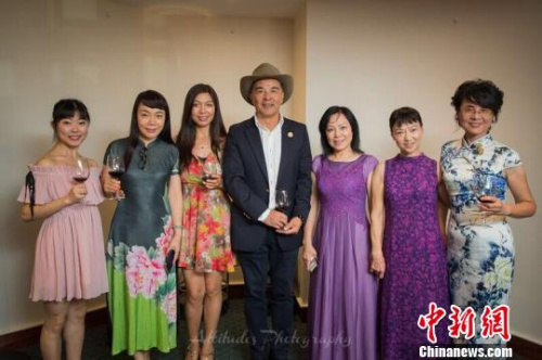 悉尼華星各分團長、部門總監(jiān)和專家委員合影。　樊南 攝