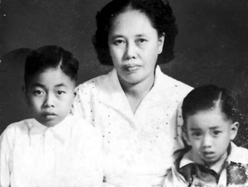 古欽達(dá)(右)回國時(shí)的護(hù)照照片。