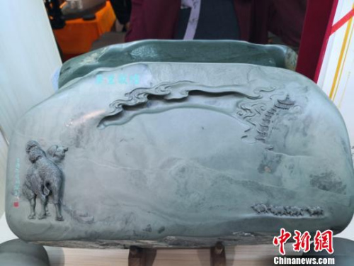 圖為黃炳強(qiáng)雕刻的敦煌莫高窟題材的洮硯?！钅?攝