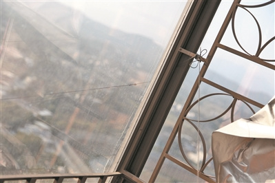 綁在窗戶上的“飛線”