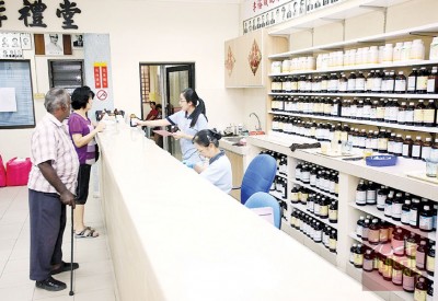 藥物需求提高使霹靂中華醫(yī)院每年開支增加。(馬來西亞《光華日報(bào)》)