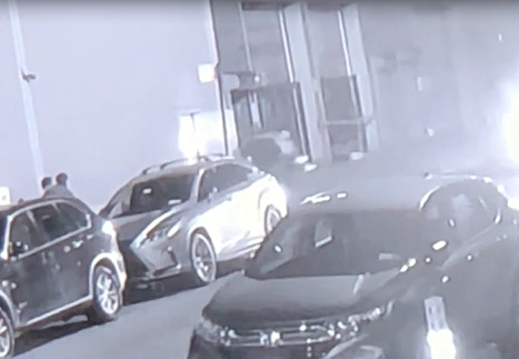 一人被兩男子合力抬出店外。