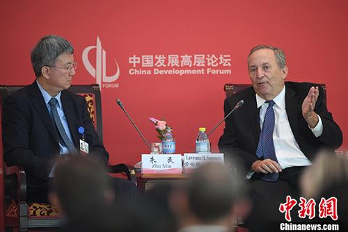 3月24日，2018中國發(fā)展高層論壇經(jīng)濟峰會在北京舉行“新時代的中美關(guān)系”分論壇。圖為哈佛大學(xué)教授、前校長、美國前財政部長勞倫斯·薩默斯在分論壇中發(fā)言。 <a target='_blank' >中新社</a>記者 崔楠 攝