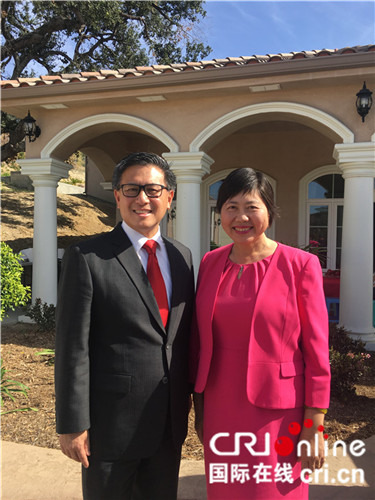 　華強(右)與加州財務(wù)長江俊輝合影(受訪者供圖)