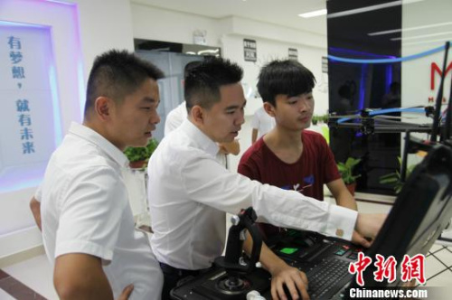 　長沙黃金創(chuàng)業(yè)園總經(jīng)理沈科(中)走訪園區(qū)企業(yè)。 黃金創(chuàng)業(yè)園供圖