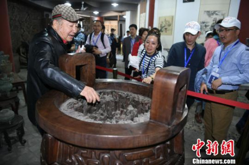 圖為海外華文媒體高層參觀重慶三耳火鍋博物館?！￡惓z